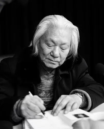吴泰昌因病去世