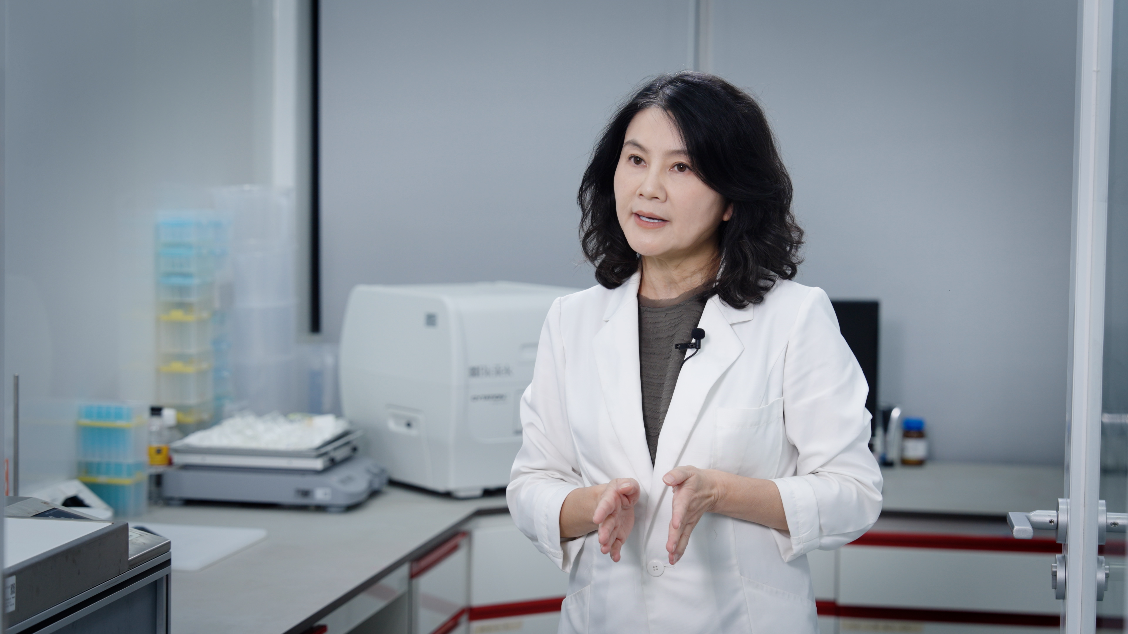 “人民优选来了”走进由莱光学研发中心：解锁肌肤毛发管理背后的光学科技