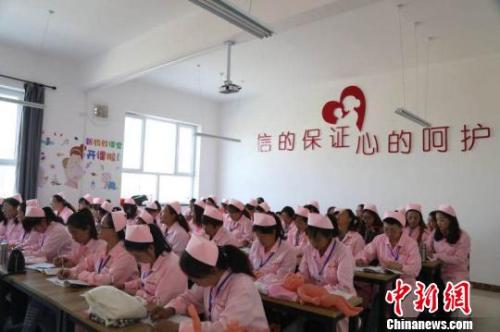 上岗证随便买 明星级月入三四万 多项标准出台 规范月嫂市场