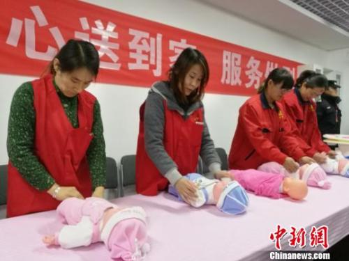 上岗证随便买 明星级月入三四万 多项标准出台 规范月嫂市场