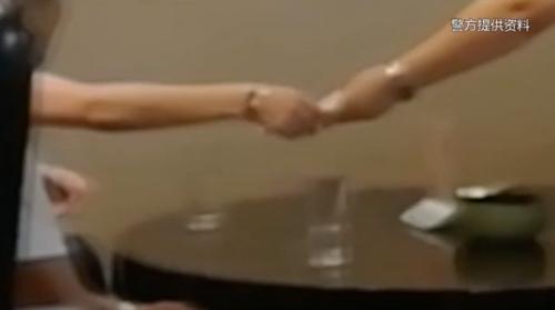 小伙子银行账目一个月交易上亿 外汇黑市浮出水面!