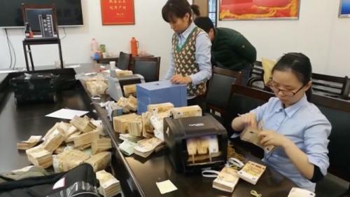 小伙子银行账目一个月交易上亿 外汇黑市浮出水面!