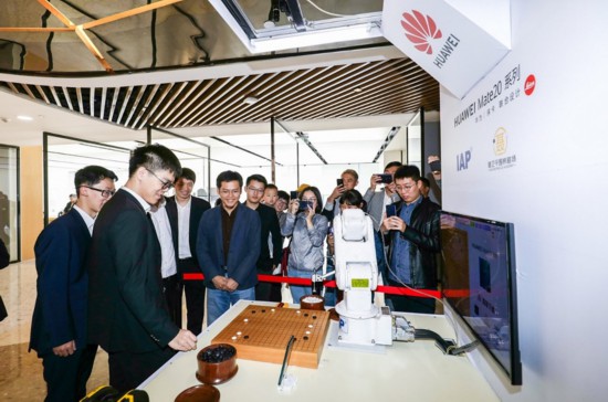“8秒破亿” 余承东称希望用终端的AI能力“干掉”专业棋手