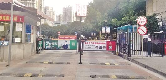 同一小区内业主停车收费却不同 物业:想办法解决