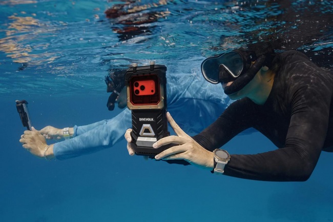 DIVEVOLK 发布 SeaTouch 6 Pro:60 米防水、全触屏操控、水下摄影生态配套,永不妥协