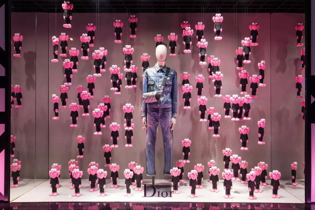 “KAWS×优衣库”遭哄抢 快时尚“联名款”年年有,命运大不同