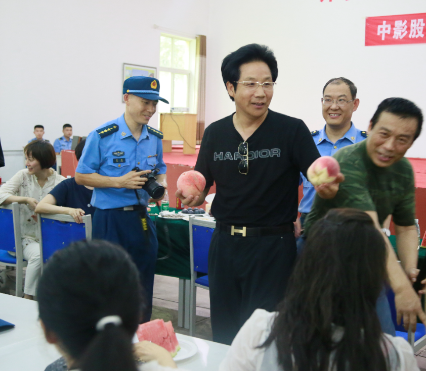 中影集团携手国华影视基地慰问部队,再现军民一家亲