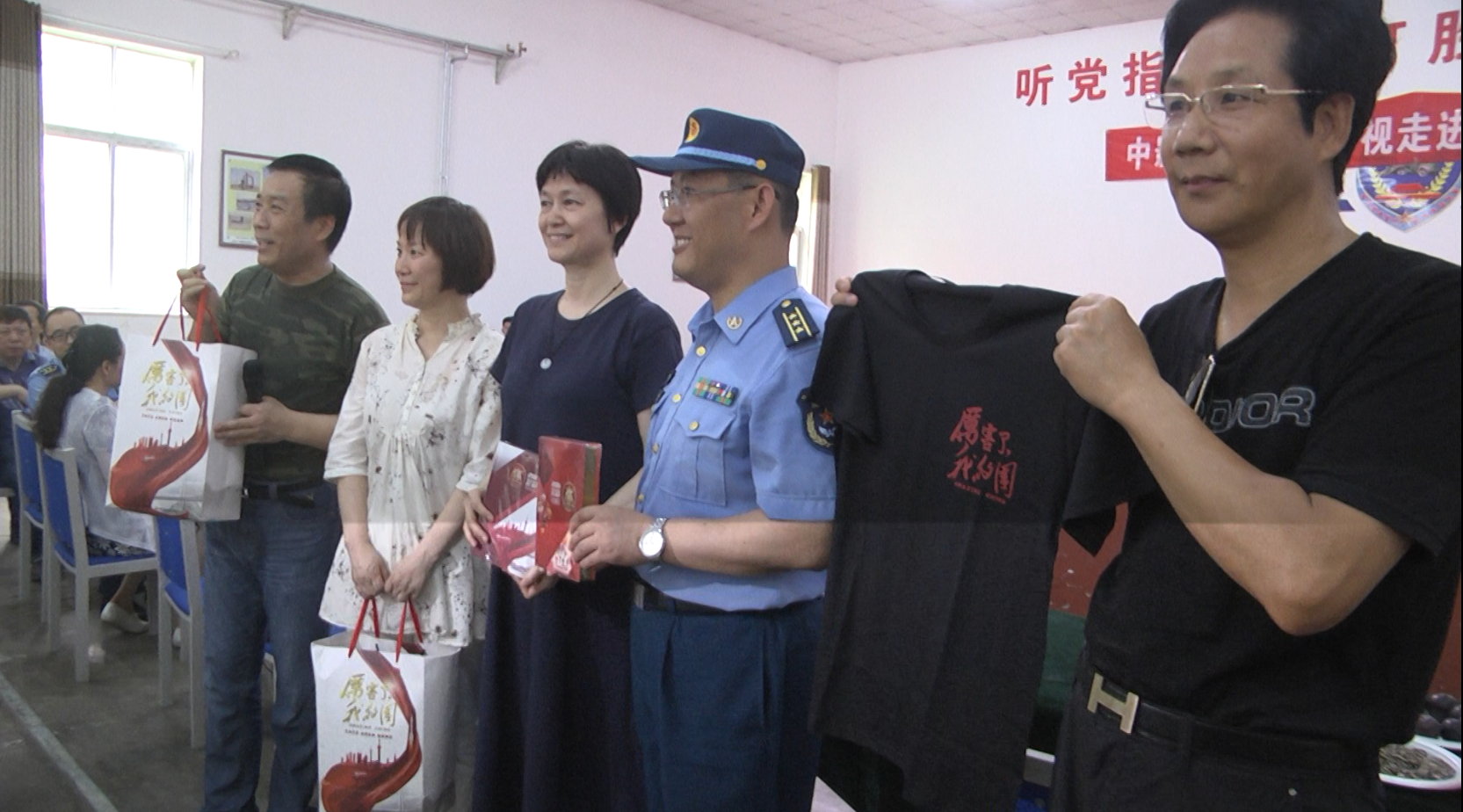 中影集团携手国华影视基地慰问部队,再现军民一家亲