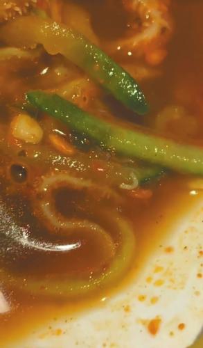 食客曝光网红餐馆吃出活蛆 监管部门介入调查