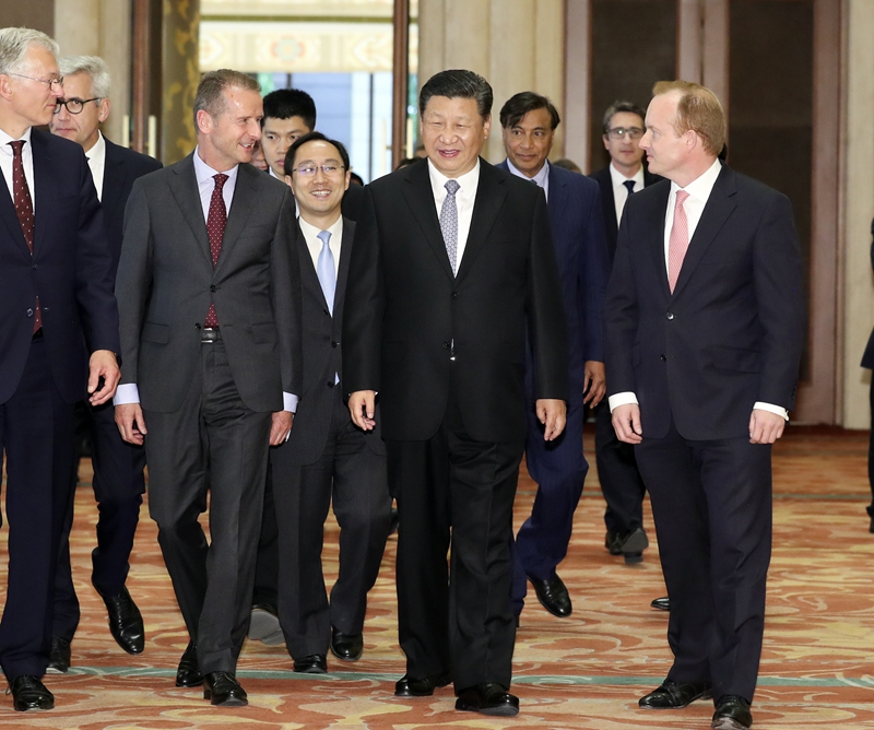 习近平会见出席“全球首席执行官委员会”特别圆桌峰会外方代表并座谈