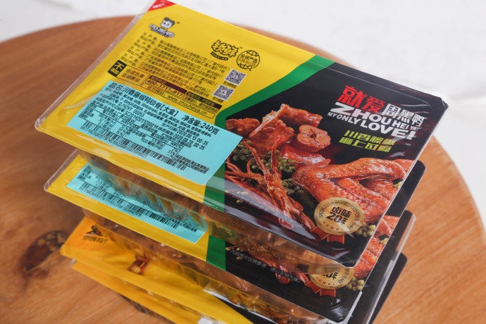 匠心品质,周黑鸭成公益直播热卖品牌~