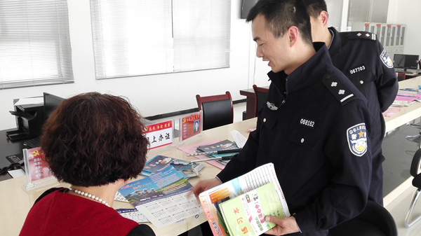 普及交通安全法规 这里的交警有办法