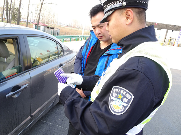 普及交通安全法规 这里的交警有办法