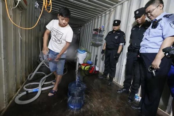 北京朝阳:凌晨突查 警方捣毁制假冒桶装水黑窝点
