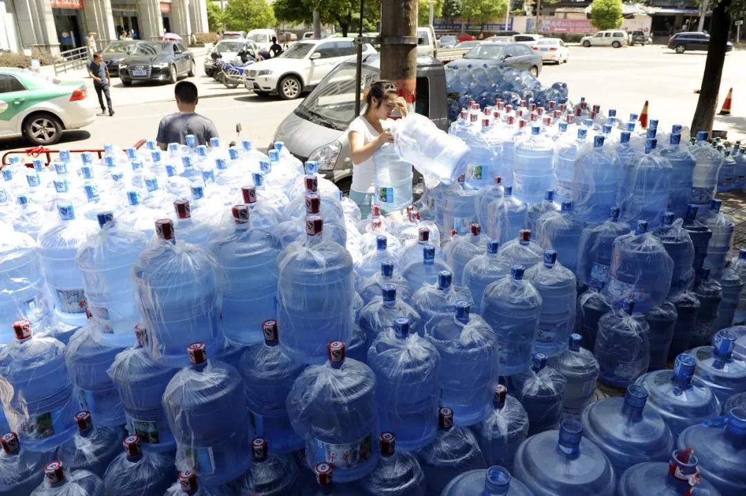 北京朝阳:凌晨突查 警方捣毁制假冒桶装水黑窝点