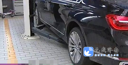 济南女子百万宝马车上路不足一月 轮胎开成“外八字”