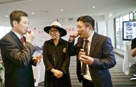 酒鬼酒走出国门 巴黎宴会上尽显大国风范
