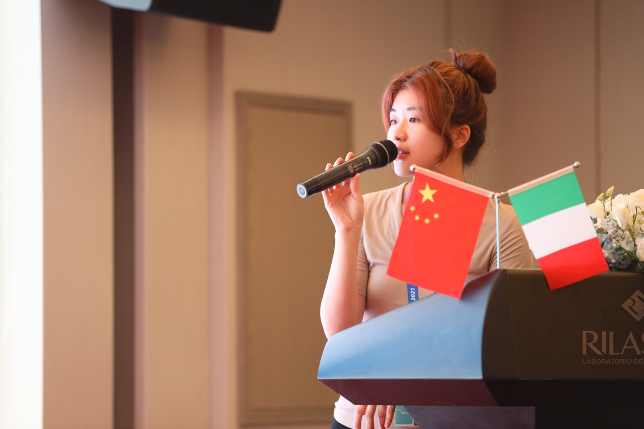 图片包含 室内, 人, 桌子, 小

描述已自动生成