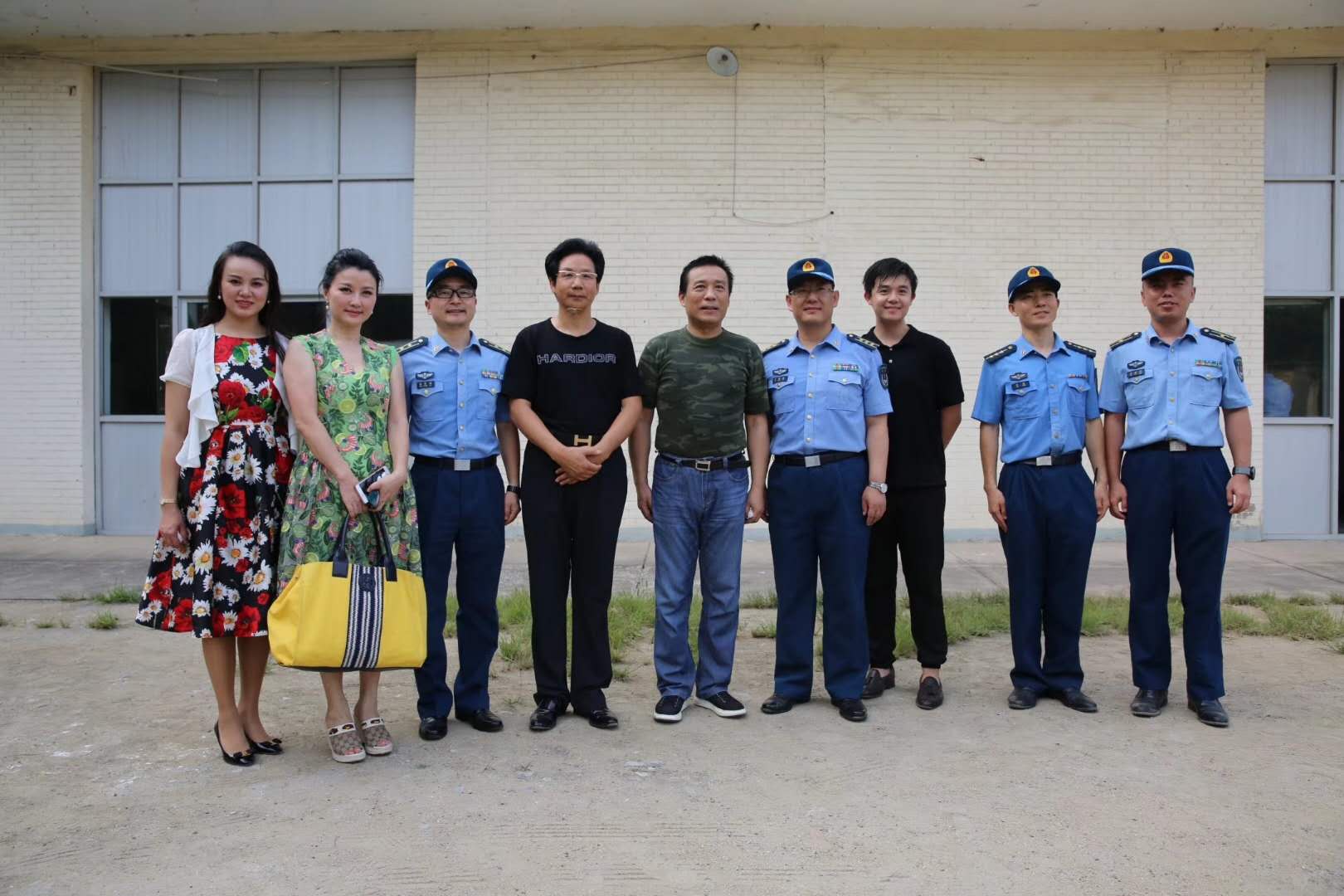 中影集团携手国华影视基地慰问部队,再现军民一家亲