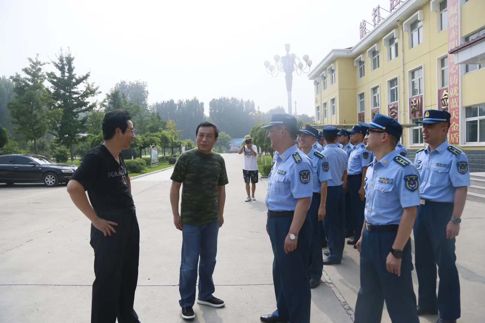 中影集团携手国华影视基地慰问部队,再现军民一家亲