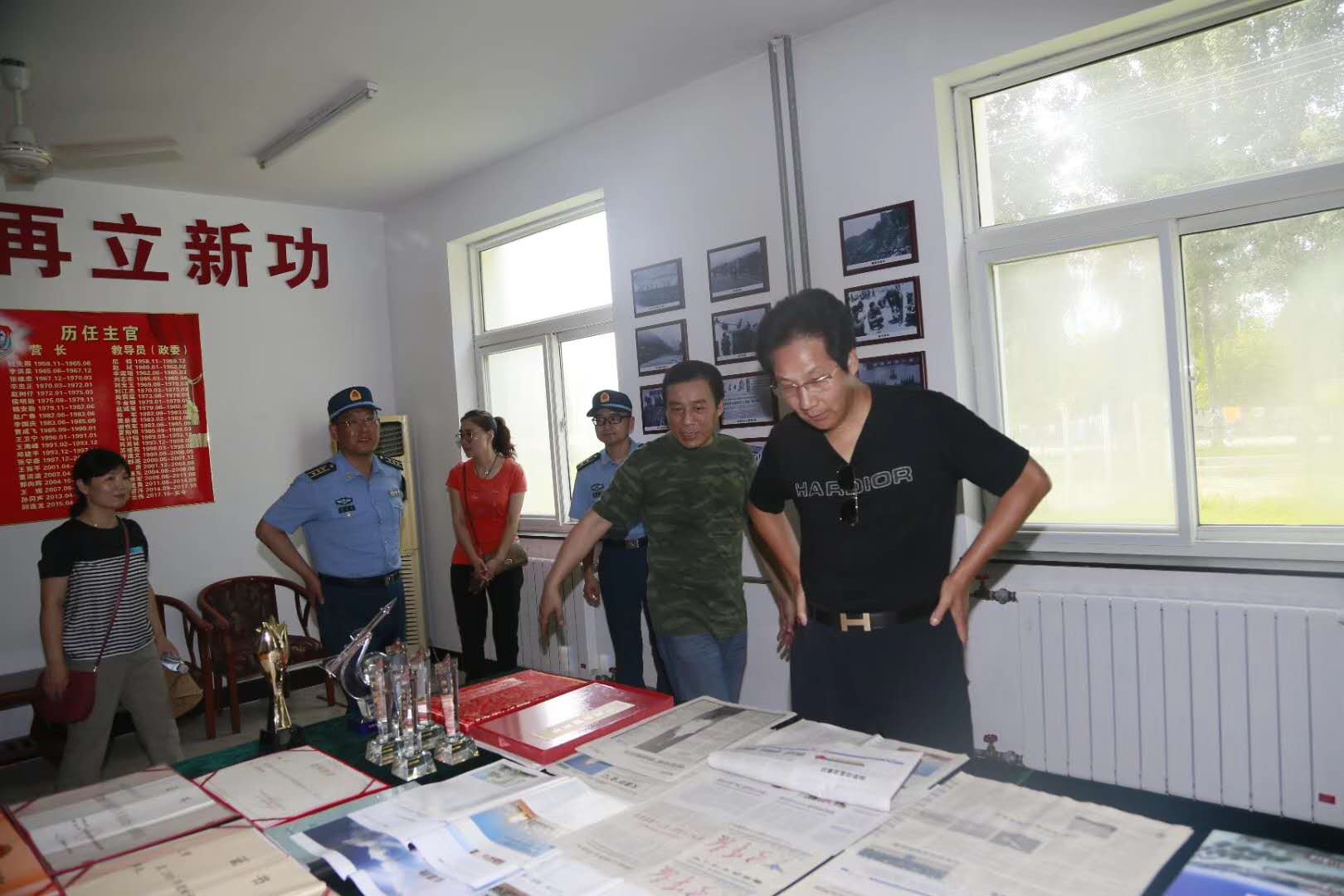 中影集团携手国华影视基地慰问部队,再现军民一家亲
