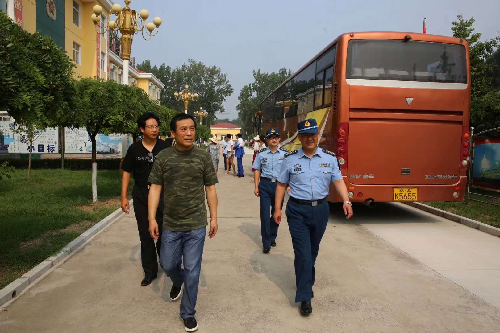 中影集团携手国华影视基地慰问部队,再现军民一家亲