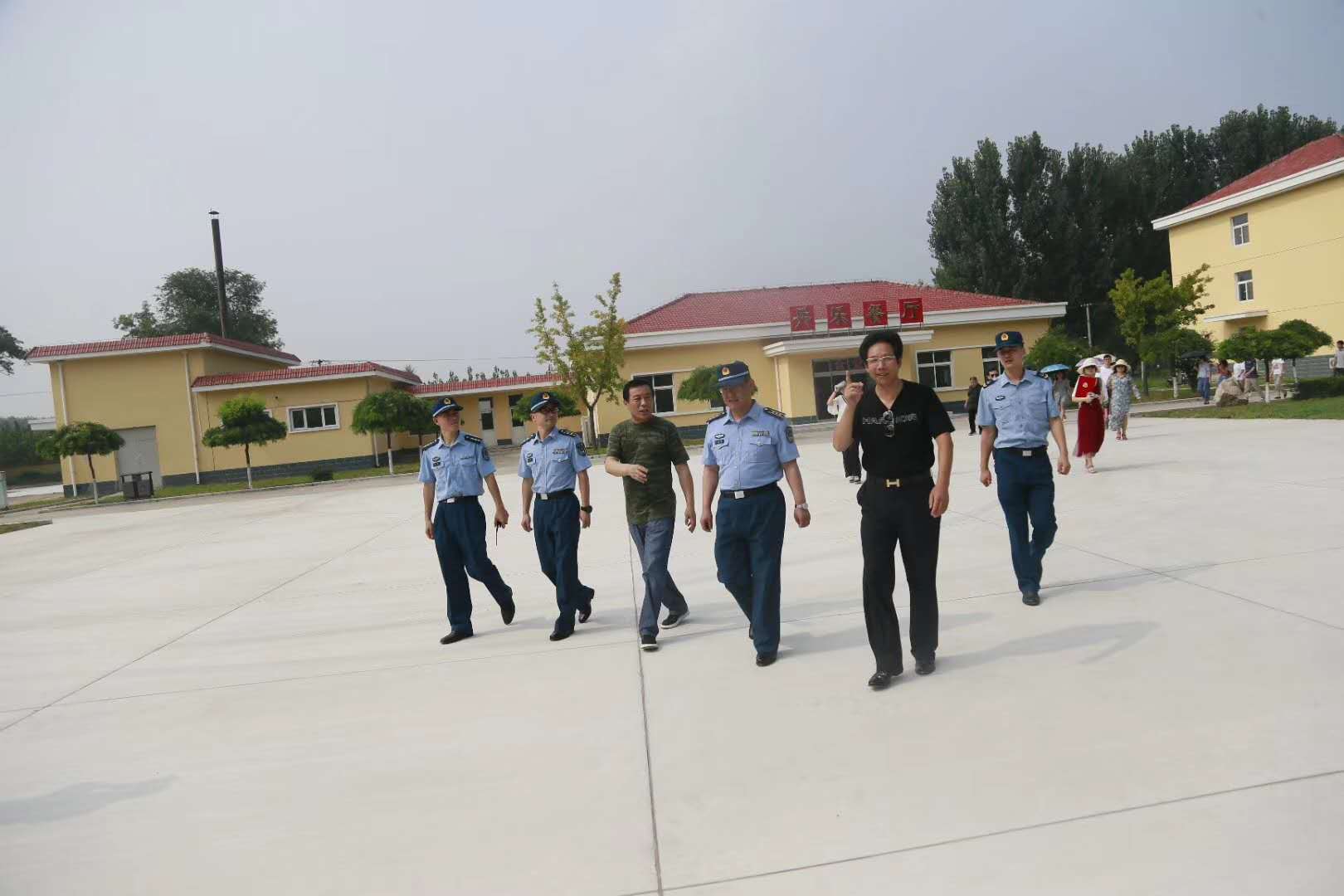 中影集团携手国华影视基地慰问部队,再现军民一家亲