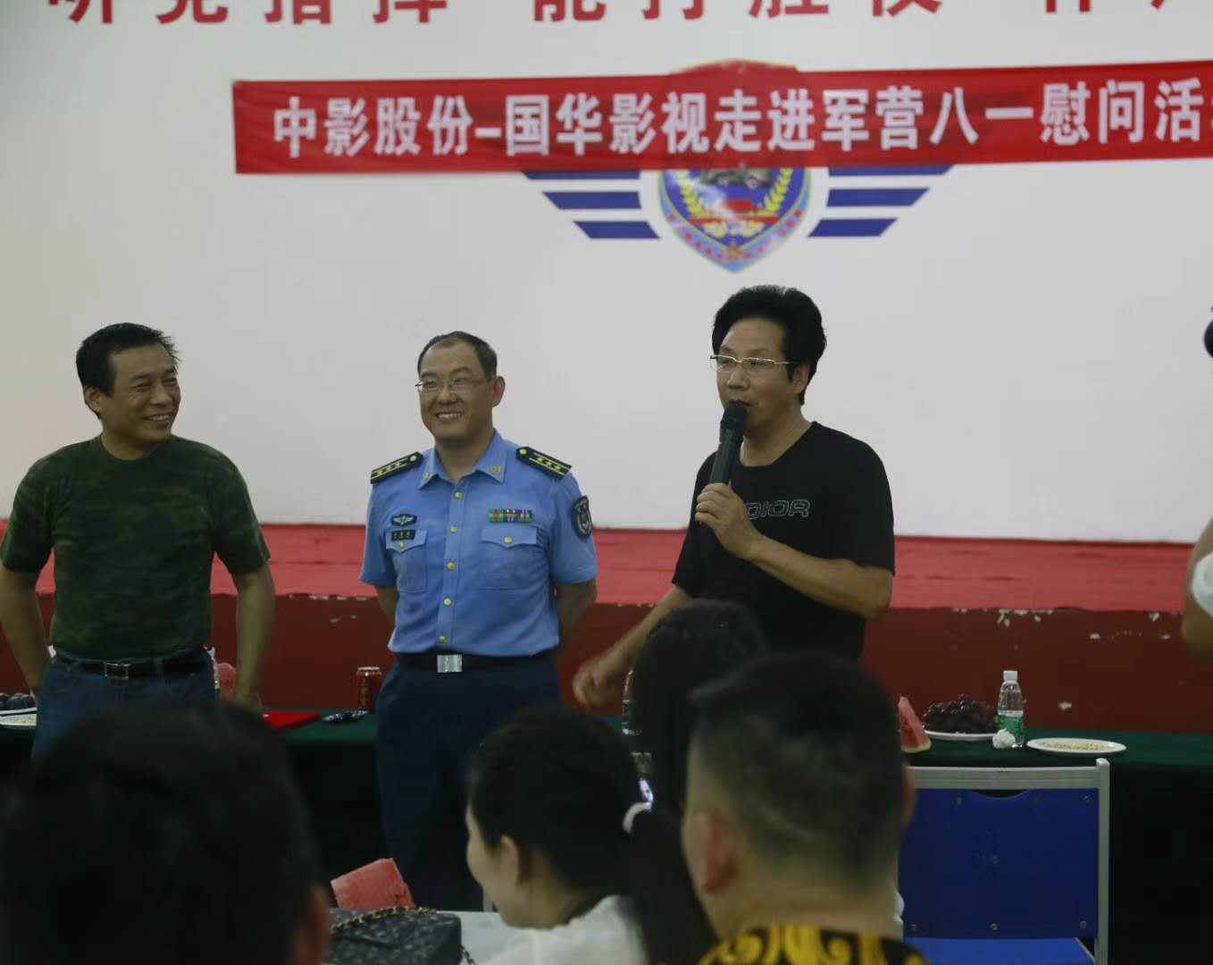 中影集团携手国华影视基地慰问部队,再现军民一家亲