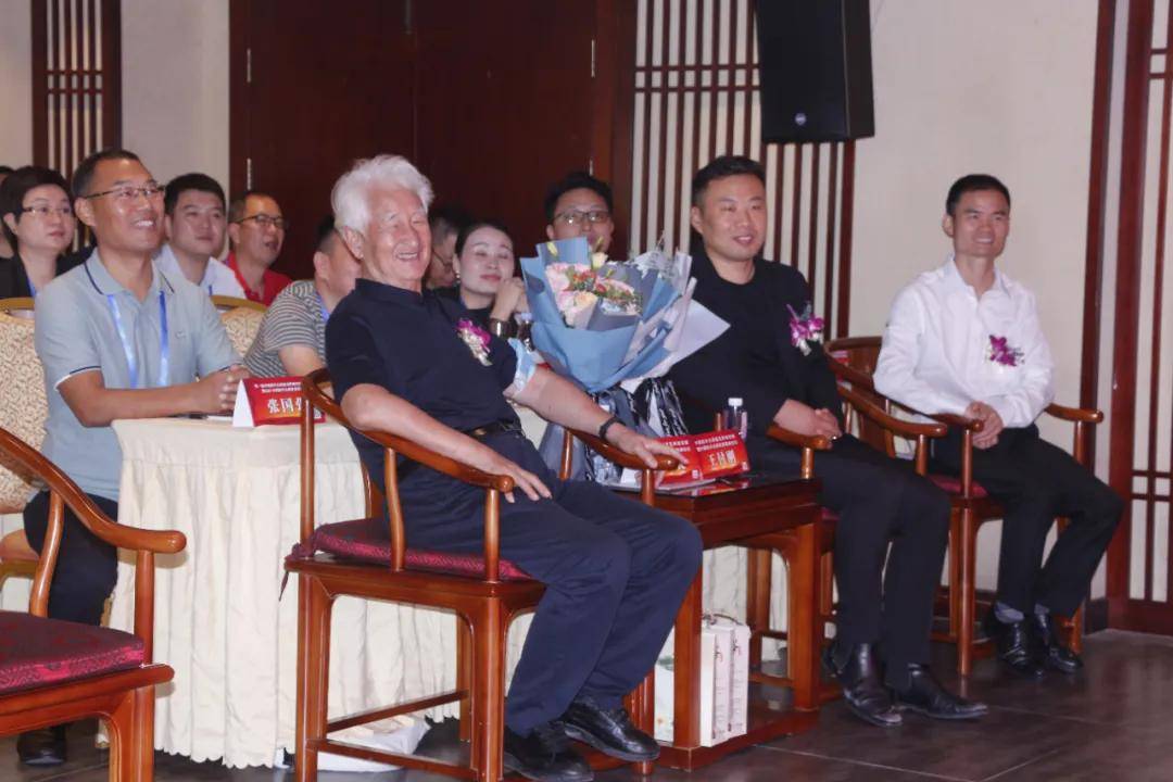 第一届中国陈年白酒鉴定师培训班暨中国陈年白酒发展高峰论坛圆满成功