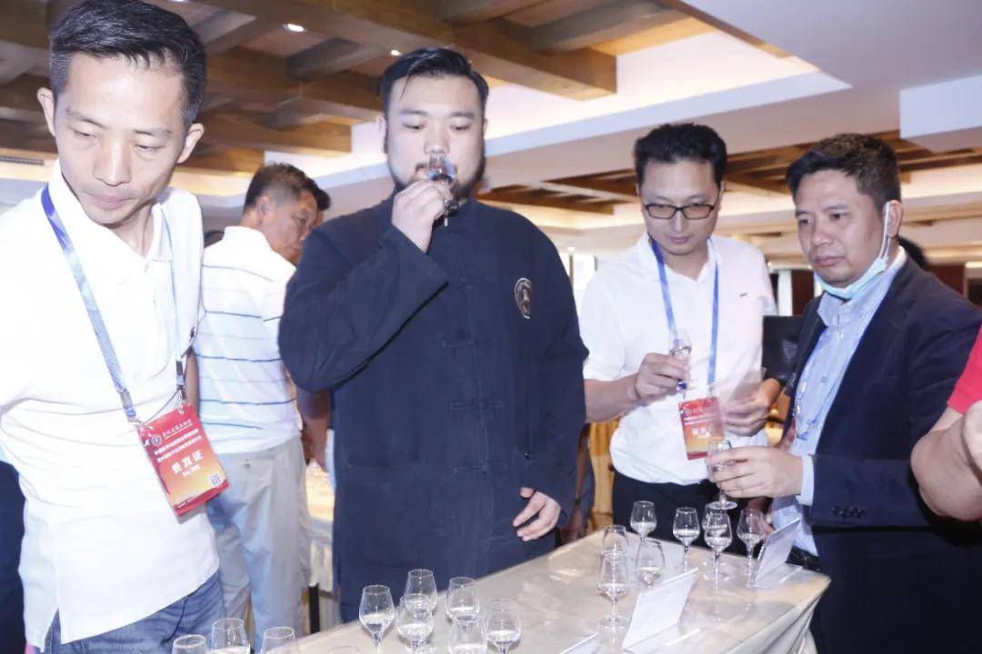 第一届中国陈年白酒鉴定师培训班暨中国陈年白酒发展高峰论坛圆满成功
