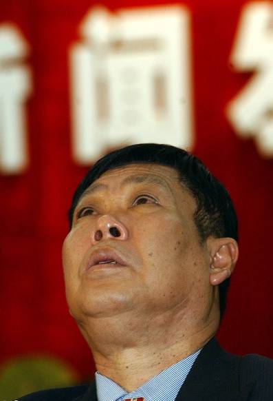 2002年1月15日,李经纬送别自己一手创办的健力宝。在当时的新闻发布会上,他含泪仰天,不发一语,令观者动容。 (新华社记者 刘大伟/图)