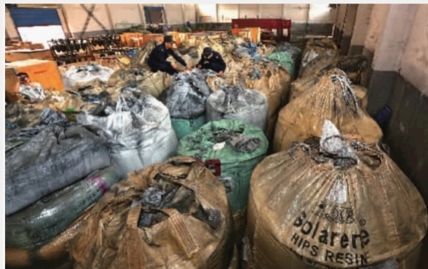 韩国296吨危险电池垃圾伪装入境