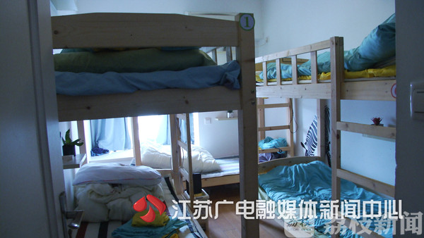 南京网红“青旅”170平米能塞40人 身份登记缺位 存在安全隐患