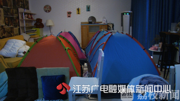 南京网红“青旅”170平米能塞40人 身份登记缺位 存在安全隐患