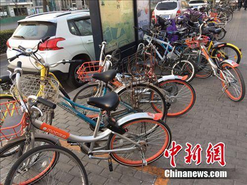 共享单车被贴“罚单”!投放玩起"躲猫猫"