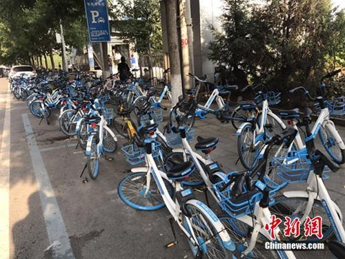 共享单车被贴“罚单”!投放玩起"躲猫猫"