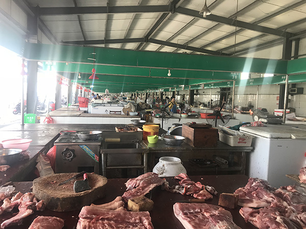 连云港农贸市场:非洲猪瘟疫情影响猪肉卖不动,多商铺暂歇业